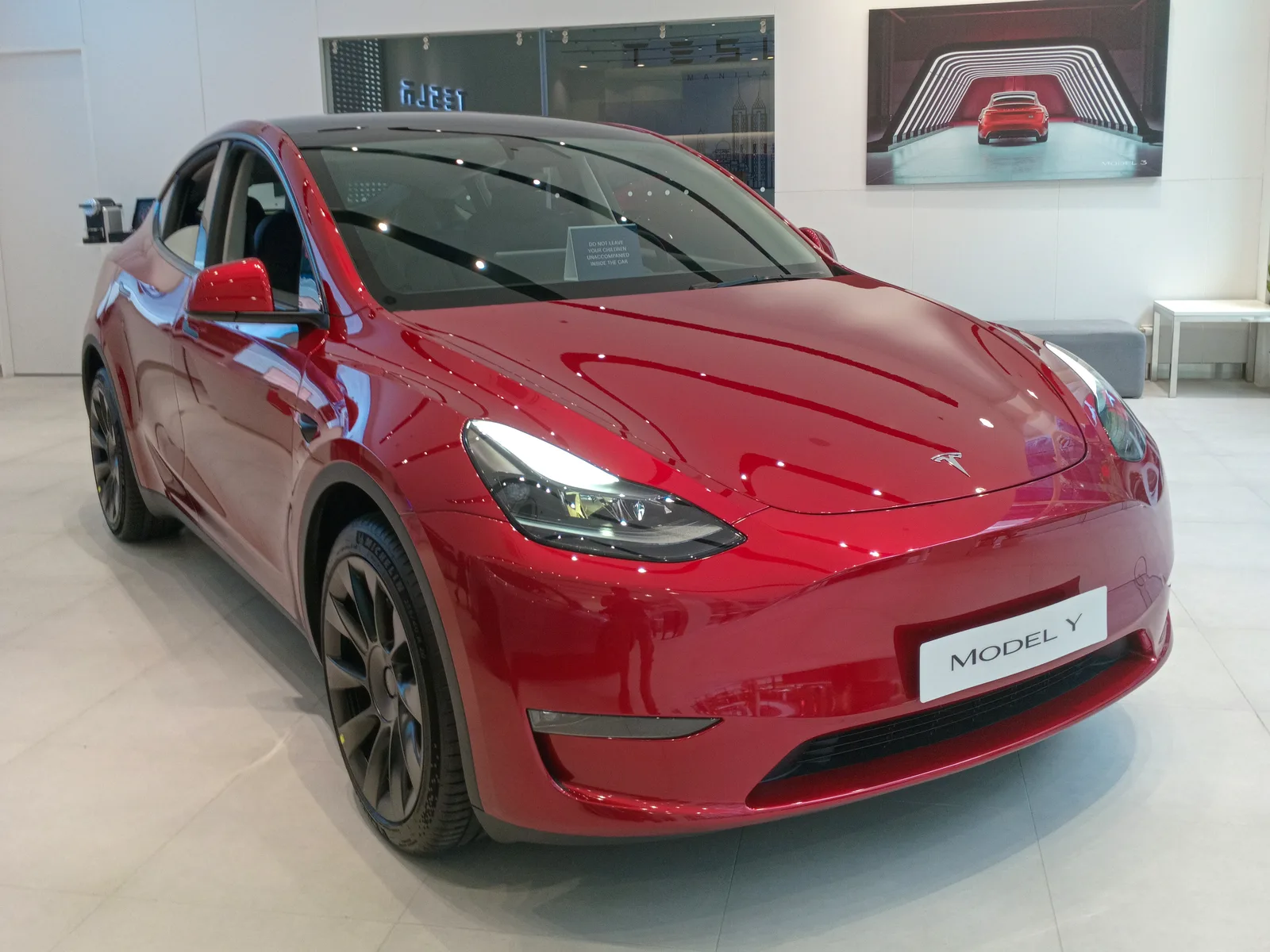 Tesla Model Y (2025) i rød lak set skråt forfra