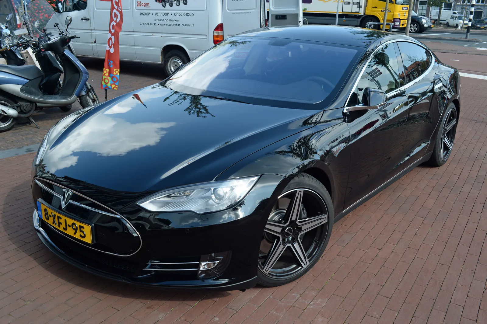 Tesla File:2014 Tesla Motors Model S (front view) Netherlands.jpg