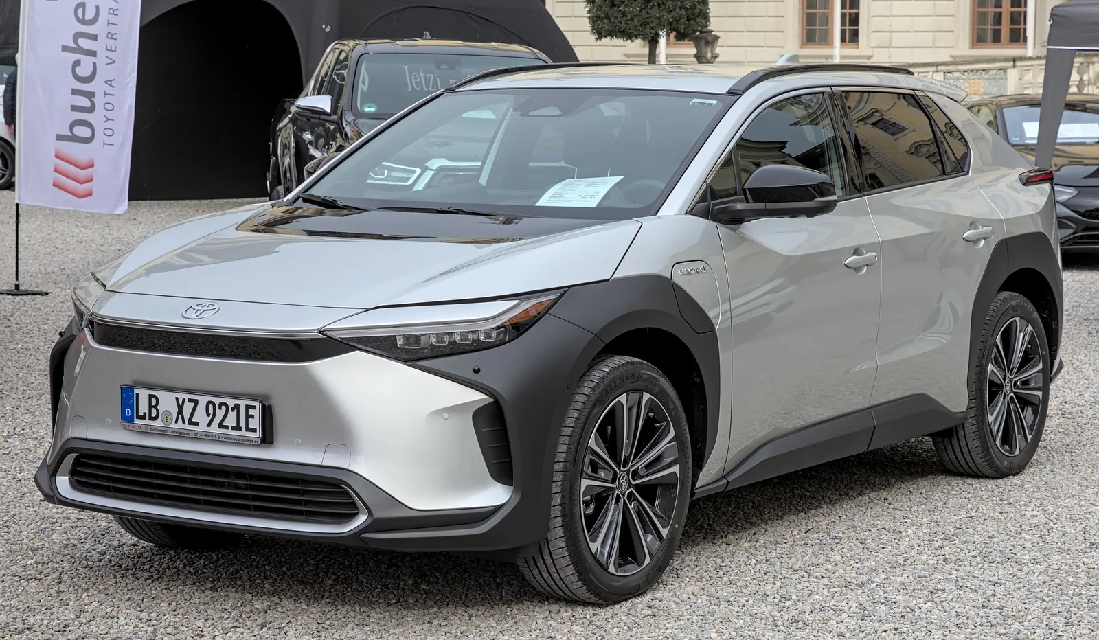 Toyota bZ4X set skråt forfra på en europæisk biludstilling