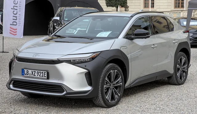 Toyota bZ4X set skråt forfra på en europæisk biludstilling