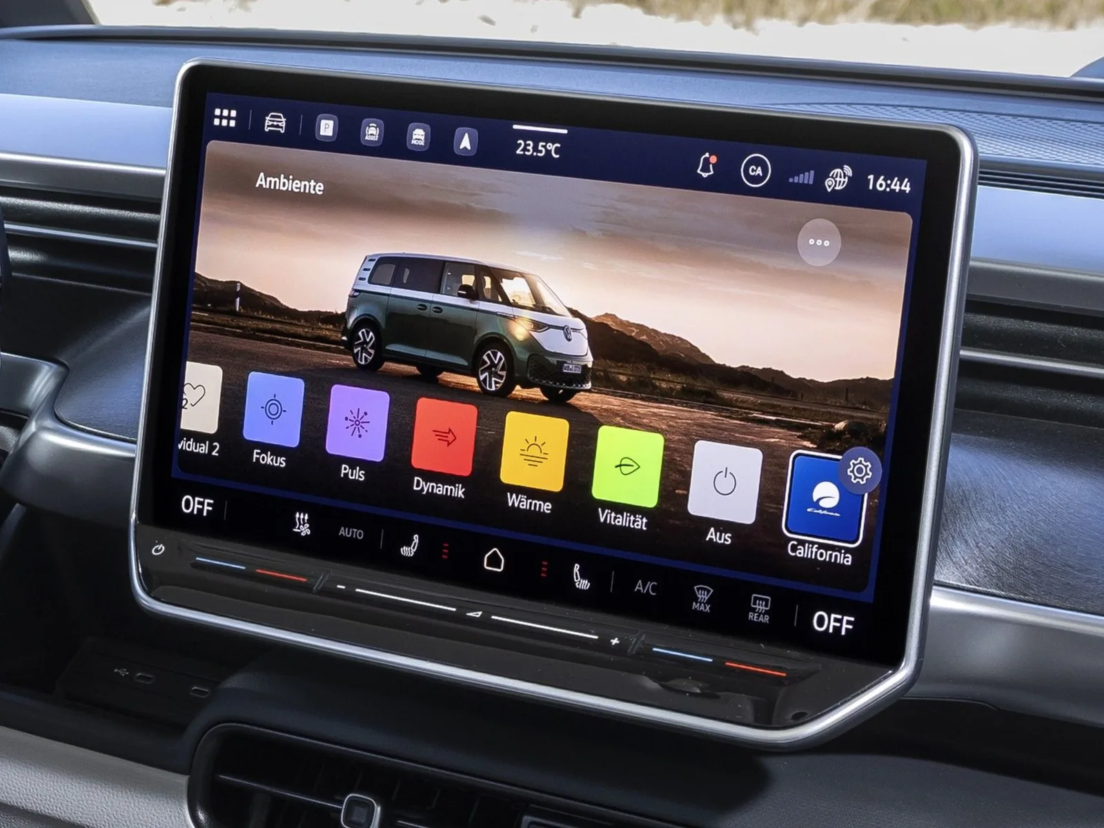 Infotainmentskærmen i Volkswagen ID. California Cruise viser California Mode med kabinetemperatur