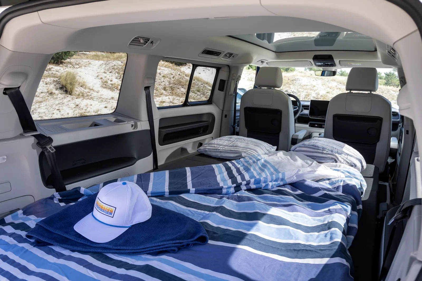 Opredt soveplads med madras i kabinen på Volkswagen ID. California Cruise