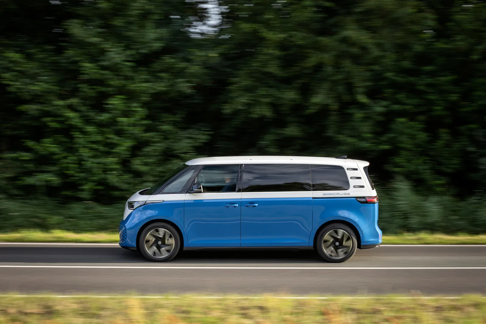 Volkswagen ID. California Cruise set i profil under kørsel på en landevej