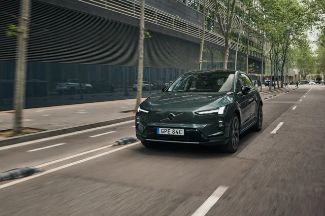 Volvo EX60 på landevej under den globale mediekørsel i Barcelona
