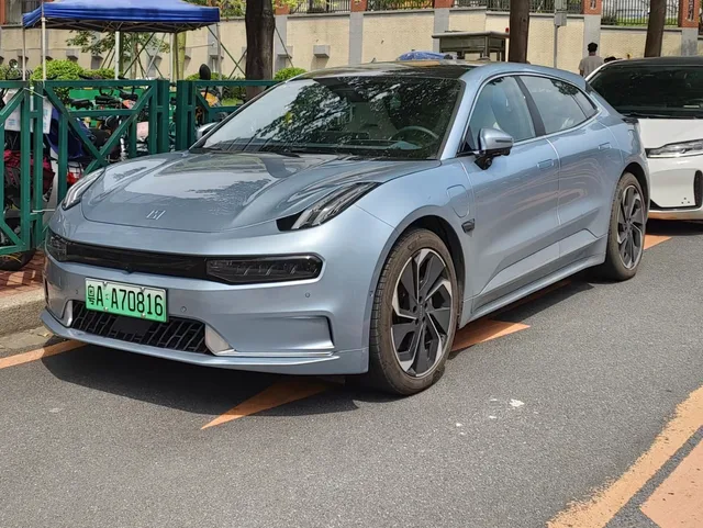 File:Zeekr 001 by the curb.jpg