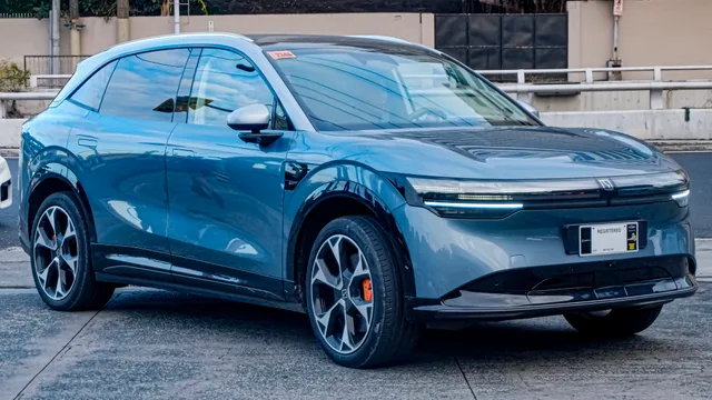 File:Zeekr 7X Performance AWD Shadow Blue with Silver Roof Arc 01.jpg