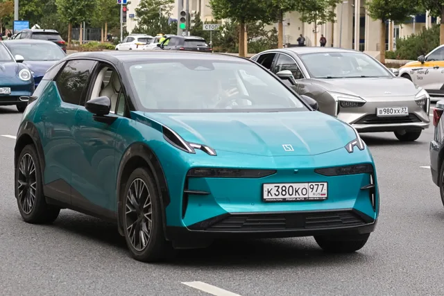 File:2026-06-27 Moscow electric vehicle parade, riding 55 ZeekrX.jpg